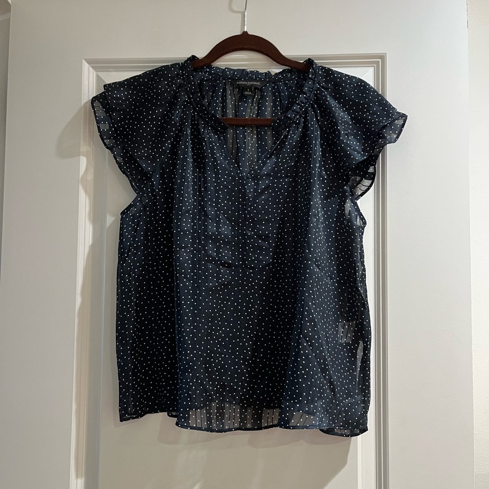Short sleeve navy polka dot banana republic blouse in S
